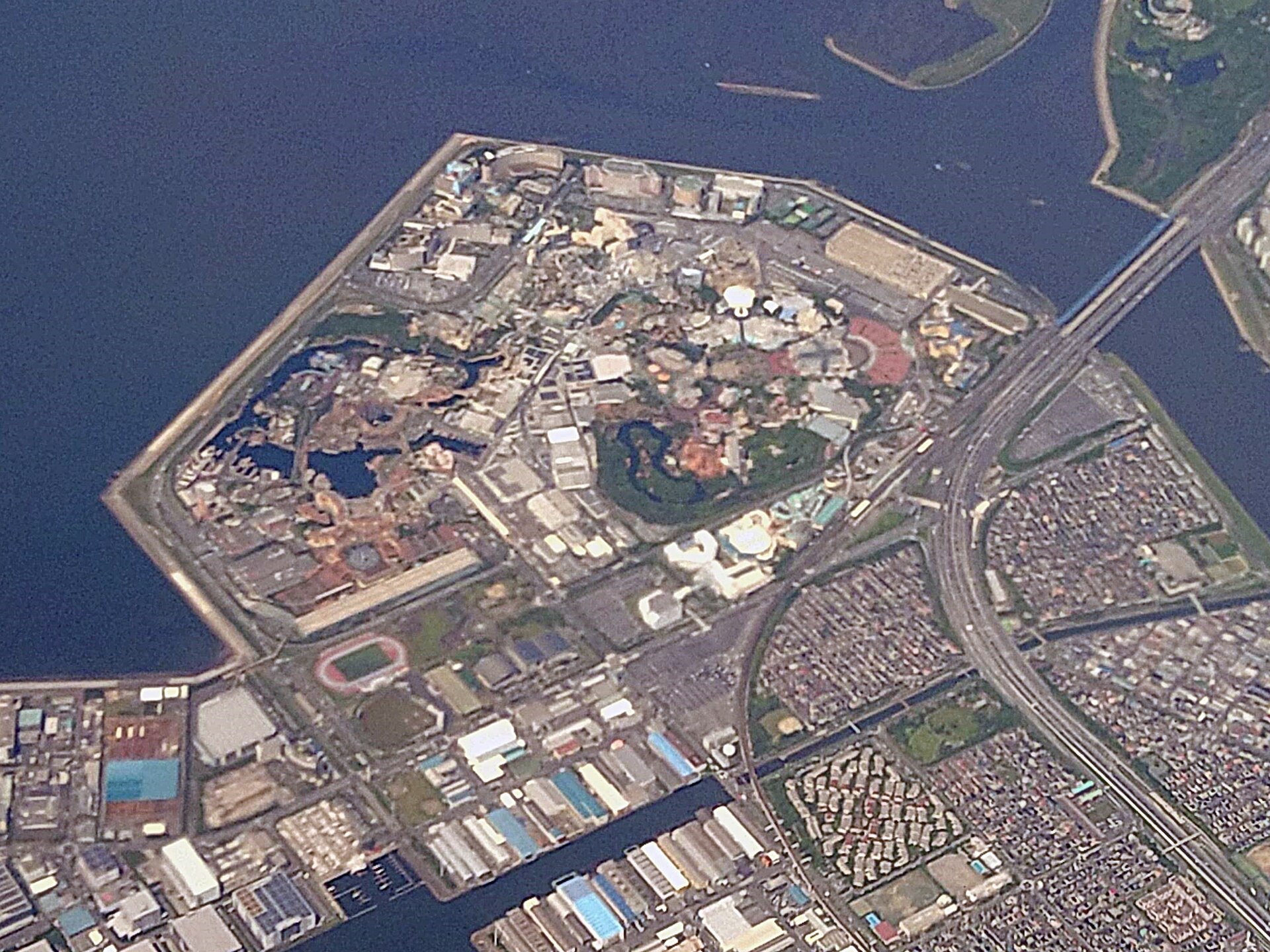 上空から撮影した東京ディズニーリゾートと周辺の埋立地